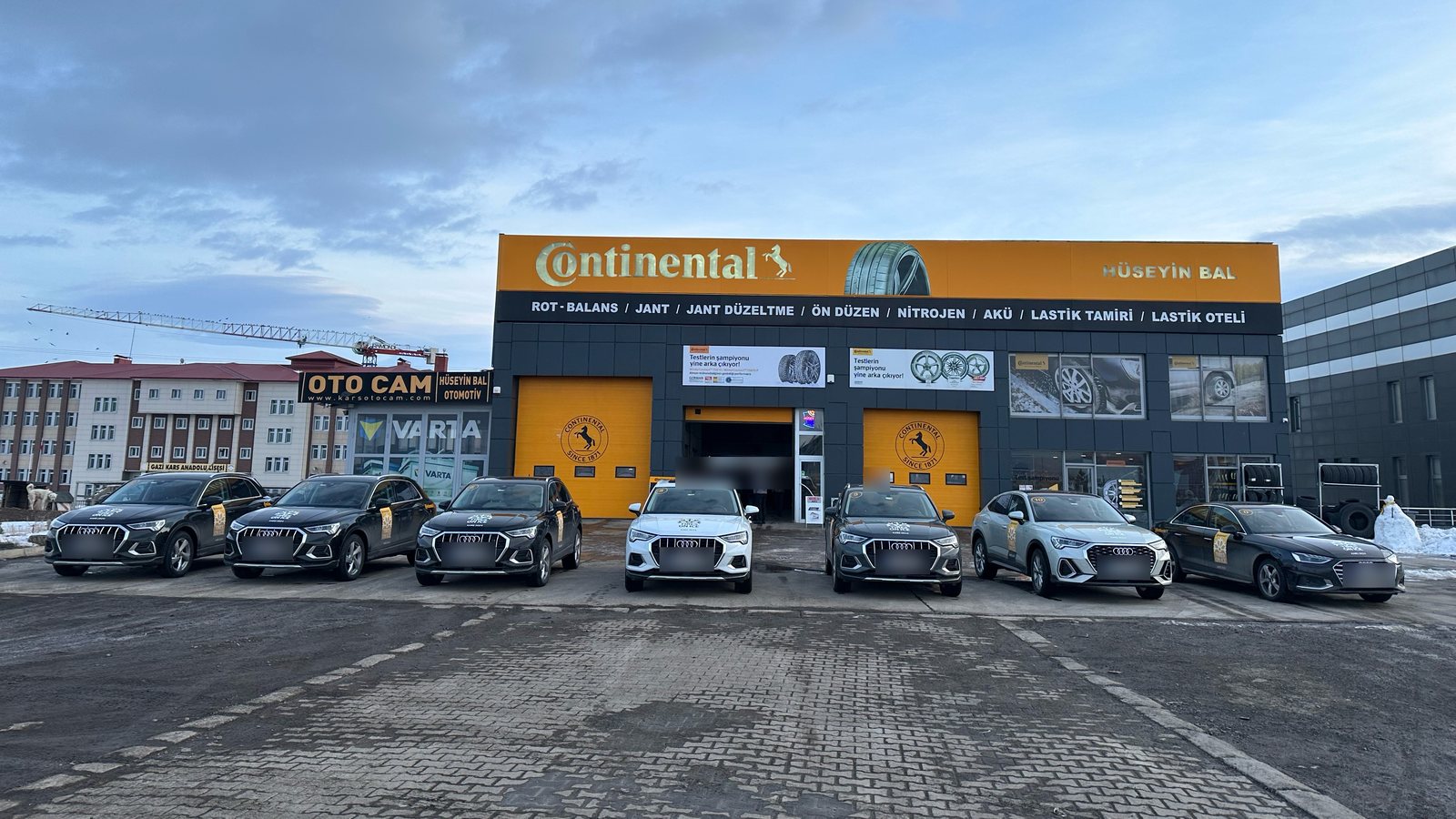 Kars–Erzurum Çevreyolu'ndaki servis şubemizin Continental tabelalı cephesi; önünde sıralanmış araçlar, kenarlarda kar