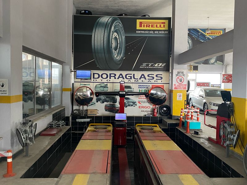 Servis şubesindeki Hunter HawkEye rot ölçüm kulesi ve monitörü; iki rampa arasında, yanlarda tekerlek hedefleri