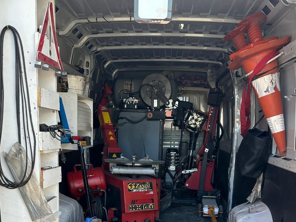 Yol yardımı aracının içi: lastik sökme-takma makinesi, kompresör, hortum makarası, kriko, dubalar ve üçgen