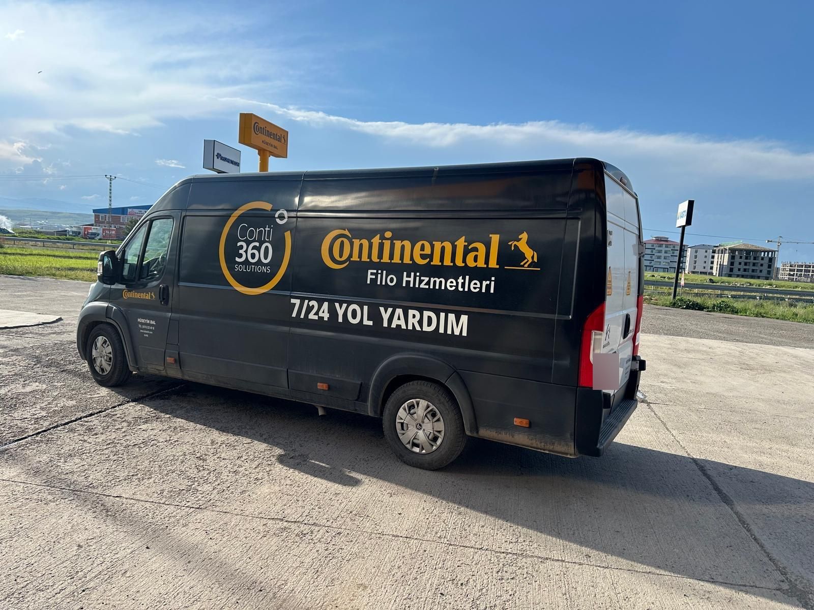 Continental Filo Hizmetleri yazılı 7/24 yol yardımı aracı; arkada Continental – Hüseyin Bal direk tabelası